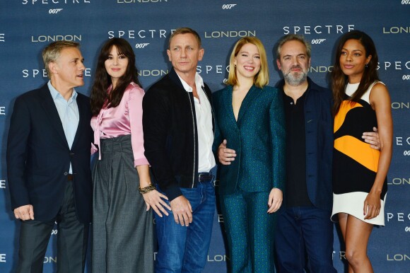 Christoph Waltz, Monica Bellucci, Daniel Craig, Léa Seydoux, Sam Mendes et Naomie Harris - Photocall du film "James Bond - Spectre" à l'hôtel Corinthia à Londres le 22 octobre 2015.