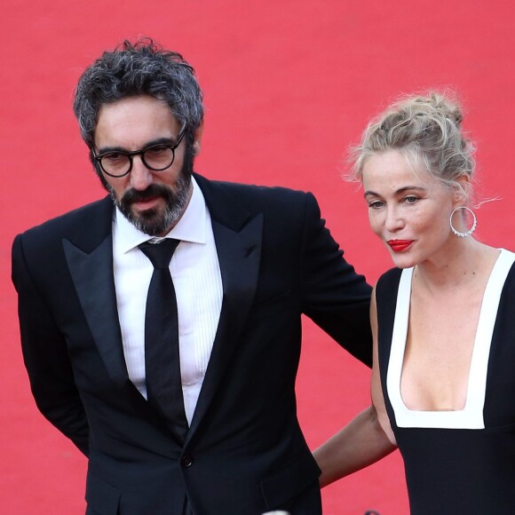 Emmanuelle Béart (habillée par Antik Batik) et son compagnon Frédéric - Montée des marches du film "La Tête Haute" pour l'ouverture du 68e Festival du film de Cannes, le 13 mai 2015.