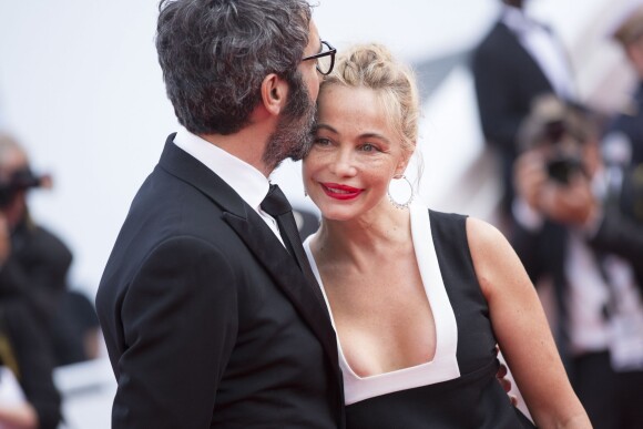 Emmanuelle Béart (habillée par Antik Batik) et son compagnon Frédéric - Montée des marches du film "La Tête Haute" pour l'ouverture du 68e Festival du film de Cannes, le 13 mai 2015.