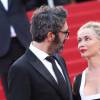Emmanuelle Béart (habillée par Antik Batik) et son compagnon Frédéric pour l'ouverture du 68e Festival du film de Cannes, le 13 mai 2015.
