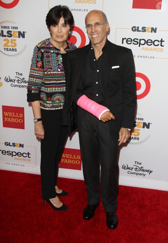 Jeffrey Katzenberg (un bras dans le plâtre) et sa femme Marilyn - People aux GLSEN Awards à l'hôtel Wilshire de Beverly Hills le 23 octobre 2015.