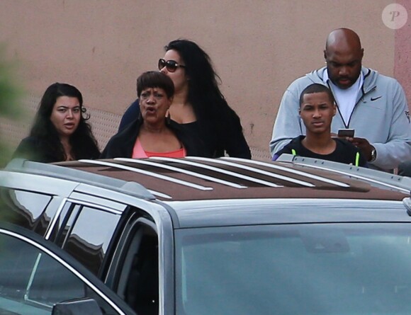 La fille de Lamar Odom, Destiny, son fils Lamar Odom Jr. et son ex-compagne Liza Morales sont allés rendre visite à Lamar Odom au Sunrise Hospital à Las Vegas, le 15 octobre 2015.