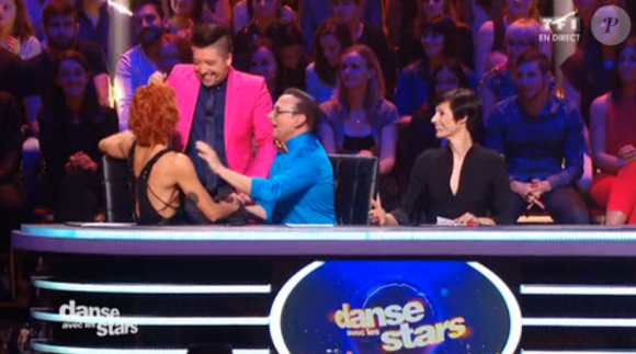 Fauve Hautot réconfortée par ses collègues - Danse avec les stars 6, prime du 24 octobre 2015 sur TF1