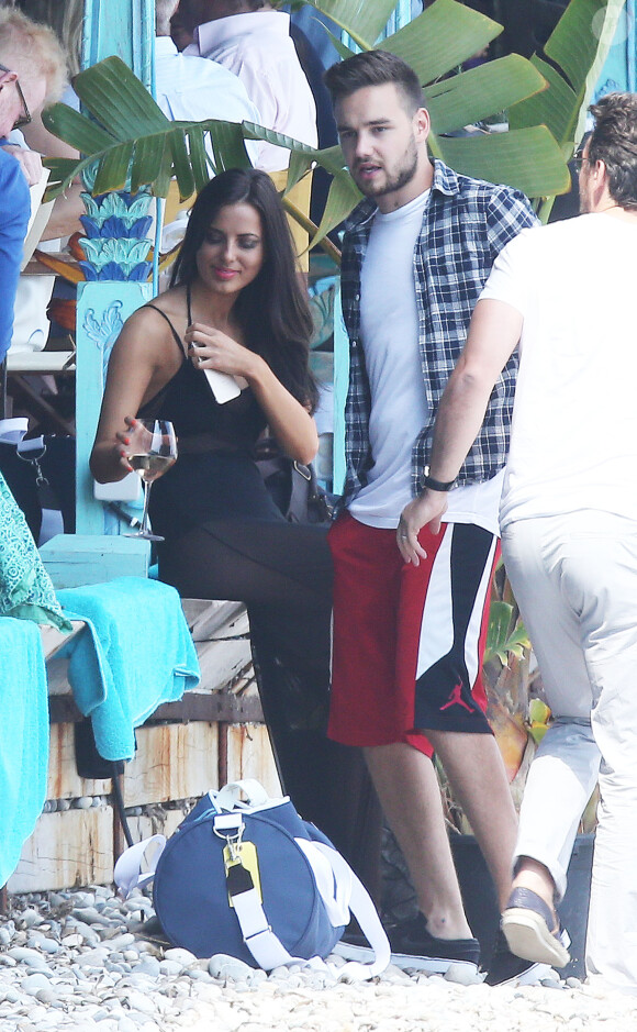 Liam Payne du groupe One Direction et sa compagne Sophia Smith vont déjeuner sur la plage d'Eze, le 25 mai 2015.
