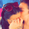 Vanessa (Secret Story 3 et 9) passe un tendre moment avec sa petite amie. Octobre 2015.