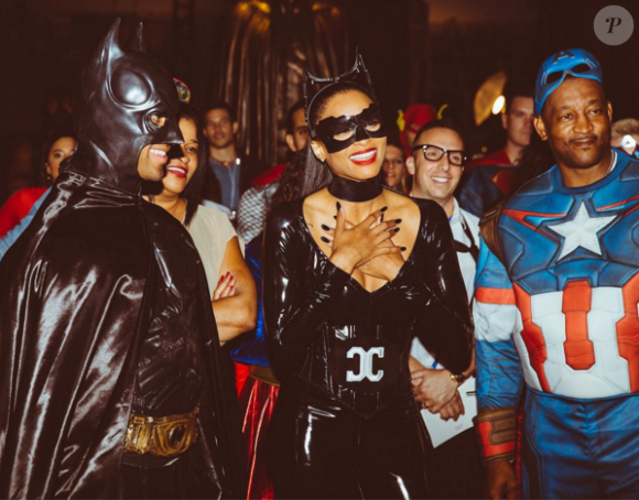 Ciara, déguisée en Catwoman et surprise par son compagnon Russell Wilson le soir de son anniversaire. Burbank, le 24 octobre 2015.