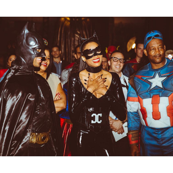 Ciara, déguisée en Catwoman et surprise par son compagnon Russell Wilson le soir de son anniversaire. Burbank, le 24 octobre 2015.