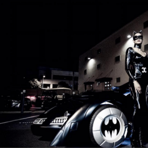 Ciara et son compagnon Russell Wilson, déguisés en Catwoman et Batman pour une soirée d'anniversaire surprise et costumée au Warner Bros Studio Tour. Burbank, le 24 octobre 2015.