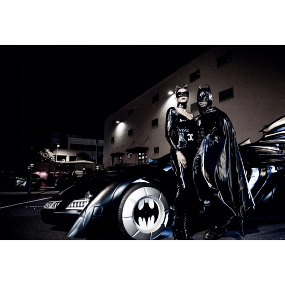 Ciara et son compagnon Russell Wilson, déguisés en Catwoman et Batman pour une soirée d'anniversaire surprise et costumée au Warner Bros Studio Tour. Burbank, le 24 octobre 2015.