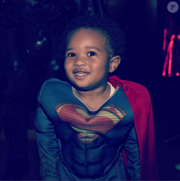 Future Zahir (19 mois), fils de Ciara et du rappeur Future, déguisé en Superman pour la soirée costumée célébrant l'anniversaire de sa maman (30 ans) au Warner Brothers Studio Tour. Burbank, le 24 octobre 2015.