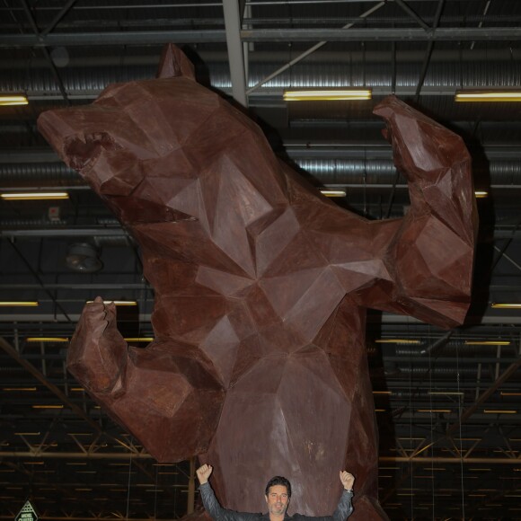 Richard Orlinski devant sa création de 6m de haut "Ours en chocolat" - Backstage du défilé du 21ème salon du chocolat à la porte de Versailles à Paris le 27 octobre 2015. © CVS / Bestimage