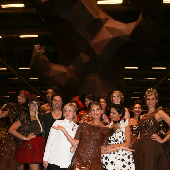 Fauve Hautot, Sophie Tapie, Richard Orlinski, Christelle Brua, Camille Cerf (Miss France 2015), Saïda Jawad, Tatiana Golovin posent devant la création de 6m de haut "Ours en chocolat"de l'artiste Richard Orlinski - Backstage du défilé du 21ème salon du chocolat à la porte de Versailles à Paris le 27 octobre 2015. © CVS / Bestimage