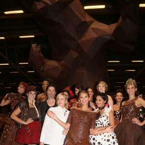 Fauve Hautot, Sophie Tapie, Richard Orlinski, Christelle Brua, Camille Cerf (Miss France 2015), Saïda Jawad, Tatiana Golovin posent devant la création de 6m de haut "Ours en chocolat"de l'artiste Richard Orlinski - Backstage du défilé du 21ème salon du chocolat à la porte de Versailles à Paris le 27 octobre 2015. © CVS / Bestimage