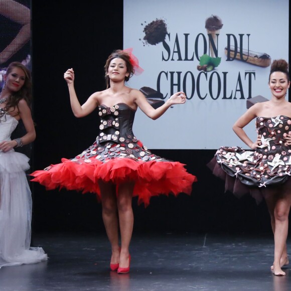 Karima Charni et sa soeur Hedia Charni - Défilé du 21ème salon du chocolat à la porte de Versailles à Paris le 27 octobre 2015. © Denis Guignebourg / Bestimage27/10/2015 - Paris