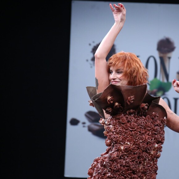 Fauve Hautot - Défilé du 21ème salon du chocolat à la porte de Versailles à Paris le 27 octobre 2015. © Denis Guignebourg / Bestimage