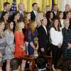 Barack Obama au milieu des filles championnes du monde de football à la Maison Blanche le 27 octobre 2015, à Washington
