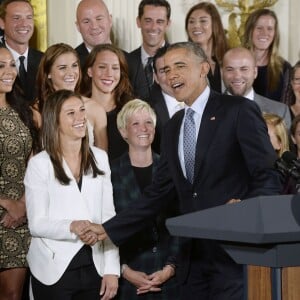 Barack Obama au milieu des filles championnes du monde de football à la Maison Blanche le 27 octobre 2015, à Washington