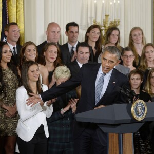 Barack Obama au milieu des filles championnes du monde de football à la Maison Blanche le 27 octobre 2015, à Washington