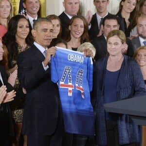 Barack Obama au milieu des filles championnes du monde de football à la Maison Blanche le 27 octobre 2015, à Washington