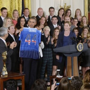 Barack Obama au milieu des filles championnes du monde de football à la Maison Blanche le 27 octobre 2015, à Washington