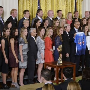 Barack Obama au milieu des filles championnes du monde de football à la Maison Blanche le 27 octobre 2015, à Washington