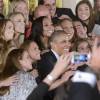Barack Obama au milieu des filles championnes du monde de football à la Maison Blanche le 27 octobre 2015, à Washington
