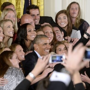 Barack Obama au milieu des filles championnes du monde de football à la Maison Blanche le 27 octobre 2015, à Washington