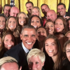 Carli Lloyd et ses coéquipières championnes du monde autour de Barack Obama à la Maison Blanche, le 27 octobre 2015