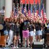 Carli Lloyd, Hope Solo, Abby Wambach, Sydney Leroux, Christie Rampone, Becky Sauerbrunn et la coach Jill Ellis dans les rues de New York célébrant leur titre de championne du monde le 10 juillet 2015