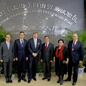 Le roi Willem-Alexander des Pays-Bas visite la zone de libre-échange à Shanghai, le 28 octobre 2015, où il a assisté à une réunion à l'hôtel Sheraton. Le couple royal des Pays-Bas est en visite d'état pendant 5 jours en Chine.28/10/2015 - Shanghai
