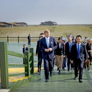 Le roi Willem-Alexander des Pays-Bas visite le Centre de recherche national d'ingénierie pour la protection de l'agriculture à Shanghai, le 28 octobre 2015. Il a visité la maison verte témoin et le parc agricole Sino-Néerlandais. Le couple royal des Pays-Bas est en visite d'état pendant 5 jours en Chine.28/10/2015 - Shanghai