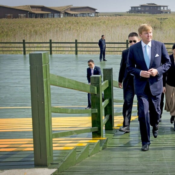 Le roi Willem-Alexander des Pays-Bas visite le Centre de recherche national d'ingénierie pour la protection de l'agriculture à Shanghai, le 28 octobre 2015. Il a visité la maison verte témoin et le parc agricole Sino-Néerlandais. Le couple royal des Pays-Bas est en visite d'état pendant 5 jours en Chine.28/10/2015 - Shanghai