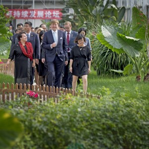 Le roi Willem-Alexander des Pays-Bas visite le Centre de recherche national d'ingénierie pour la protection de l'agriculture à Shanghai, le 28 octobre 2015. Il a visité la maison verte témoin et le parc agricole Sino-Néerlandais. Le couple royal des Pays-Bas est en visite d'état pendant 5 jours en Chine.28/10/2015 - Shanghai