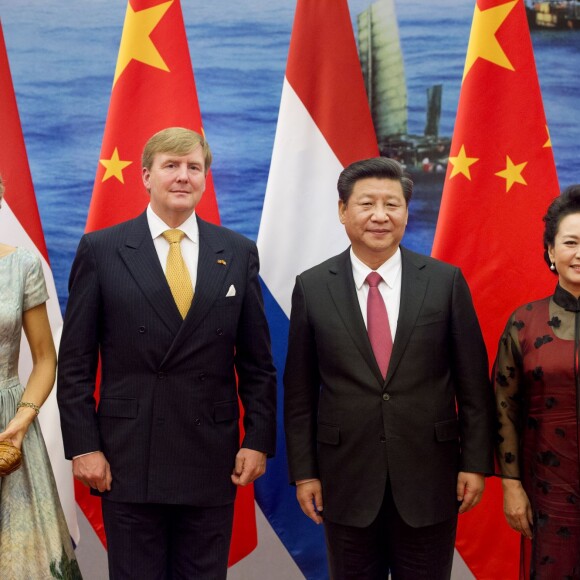 La reine Maxima des Pays-Bas prenait bien part, avec son époux le roi Willem-Alexander, au dîner d'Etat organisé par le président de la Chine Xi Jinping et son épouse Peng Luyan en l'honneur de leur visite officielle, le 26 octobre 2015 à Pékin. Souffrant d'une néphrite, la reine a été rapatriée aux Pays-Bas le lendemain et devait y subir des examens à l'hôpital Bronovo de La Haye.