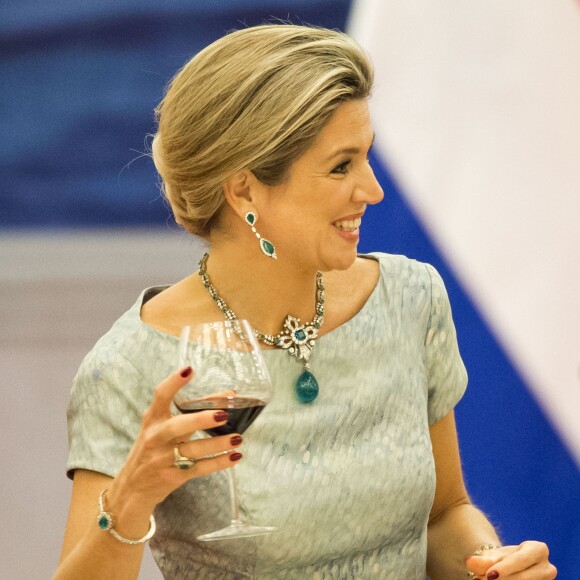 La reine Maxima des Pays-Bas prenait bien part, avec son époux le roi Willem-Alexander, au dîner d'Etat organisé par le président de la Chine Xi Jinping et son épouse Peng Luyan en l'honneur de leur visite officielle, le 26 octobre 2015 à Pékin. Souffrant d'une néphrite, la reine a été rapatriée aux Pays-Bas le lendemain et devait y subir des examens à l'hôpital Bronovo de La Haye.