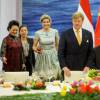 La reine Maxima des Pays-Bas prenait bien part, avec son époux le roi Willem-Alexander, au dîner d'Etat organisé par le président de la Chine Xi Jinping et son épouse Peng Luyan en l'honneur de leur visite officielle, le 26 octobre 2015 à Pékin. Souffrant d'une néphrite, la reine a été rapatriée aux Pays-Bas le lendemain et devait y subir des examens à l'hôpital Bronovo de La Haye.