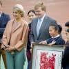 La reine Maxima des Pays-Bas en visite officielle en Chine, à Pékin le 25 octobre 2015, avec son époux le roi Willem-Alexander des Pays-Bas. Au lendemain du début de cette visite d'Etat, la reine, victime d'une néphrite, a dû annuler sa participation à tous ses engagements (elle a tout de même pris part, courageusement, au dîner d'Etat organisé par le président Jinping), avant d'être rapatriée en urgence. 