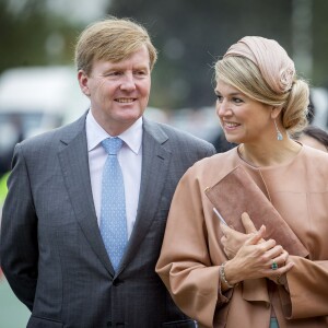La reine Maxima des Pays-Bas en visite officielle en Chine, à Pékin le 25 octobre 2015, avec son époux le roi Willem-Alexander des Pays-Bas. Au lendemain du début de cette visite d'Etat, la reine, victime d'une néphrite, a dû annuler sa participation à tous ses engagements (elle a tout de même pris part, courageusement, au dîner d'Etat organisé par le président Jinping), avant d'être rapatriée en urgence. 
