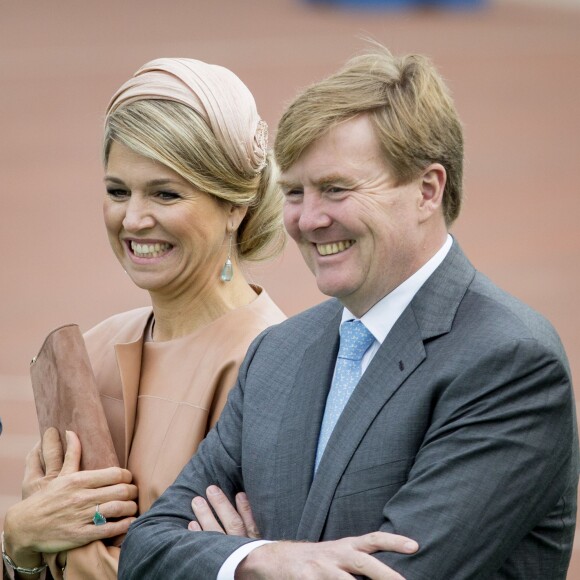 La reine Maxima des Pays-Bas en visite officielle en Chine, à Pékin le 25 octobre 2015, avec son époux le roi Willem-Alexander des Pays-Bas. Au lendemain du début de cette visite d'Etat, la reine, victime d'une néphrite, a dû annuler sa participation à tous ses engagements (elle a tout de même pris part, courageusement, au dîner d'Etat organisé par le président Jinping), avant d'être rapatriée en urgence. 