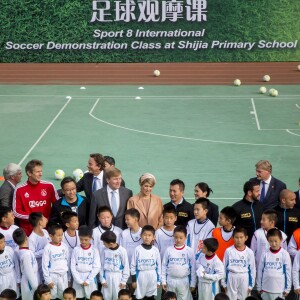 La reine Maxima des Pays-Bas en visite officielle en Chine, à Pékin le 25 octobre 2015, avec son époux le roi Willem-Alexander des Pays-Bas. Au lendemain du début de cette visite d'Etat, la reine, victime d'une néphrite, a dû annuler sa participation à tous ses engagements (elle a tout de même pris part, courageusement, au dîner d'Etat organisé par le président Jinping), avant d'être rapatriée en urgence. 