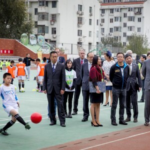La reine Maxima des Pays-Bas en visite officielle en Chine, à Pékin le 25 octobre 2015, avec son époux le roi Willem-Alexander des Pays-Bas. Au lendemain du début de cette visite d'Etat, la reine, victime d'une néphrite, a dû annuler sa participation à tous ses engagements (elle a tout de même pris part, courageusement, au dîner d'Etat organisé par le président Jinping), avant d'être rapatriée en urgence. 