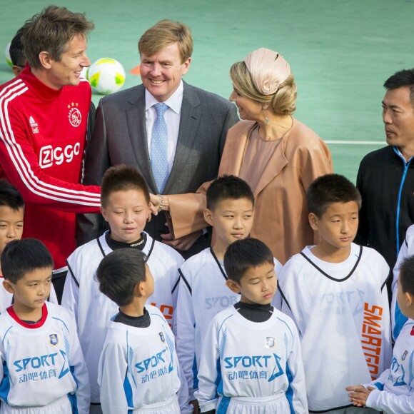 La reine Maxima des Pays-Bas en visite officielle en Chine, à Pékin le 25 octobre 2015, avec son époux le roi Willem-Alexander des Pays-Bas. Au lendemain du début de cette visite d'Etat, la reine, victime d'une néphrite, a dû annuler sa participation à tous ses engagements (elle a tout de même pris part, courageusement, au dîner d'Etat organisé par le président Jinping), avant d'être rapatriée en urgence. 