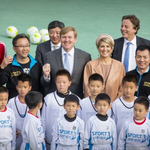 La reine Maxima des Pays-Bas en visite officielle en Chine, à Pékin le 25 octobre 2015, avec son époux le roi Willem-Alexander des Pays-Bas. Au lendemain du début de cette visite d'Etat, la reine, victime d'une néphrite, a dû annuler sa participation à tous ses engagements (elle a tout de même pris part, courageusement, au dîner d'Etat organisé par le président Jinping), avant d'être rapatriée en urgence. 