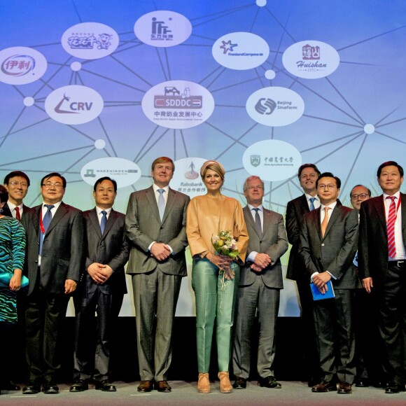 La reine Maxima des Pays-Bas en visite officielle en Chine, à Pékin le 25 octobre 2015, avec son époux le roi Willem-Alexander des Pays-Bas. Au lendemain du début de cette visite d'Etat, la reine, victime d'une néphrite, a dû annuler sa participation à tous ses engagements (elle a tout de même pris part, courageusement, au dîner d'Etat organisé par le président Jinping), avant d'être rapatriée en urgence. 