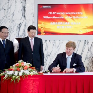 Le roi Willem-Alexander des Pays-Bas assiste à une réunion des membres de l'Académie des dirigeants chinois de Pudong à Shanghai, le 28 octobre 2015. Le couple royal des Pays-Bas est en visite d'état pendant 5 jours en Chine.28/10/2015 - Shanghai