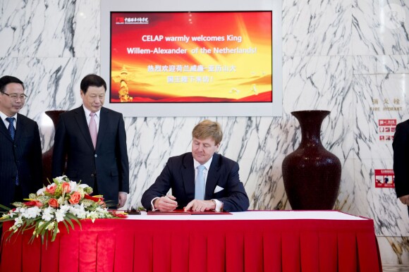 Le roi Willem-Alexander des Pays-Bas assiste à une réunion des membres de l'Académie des dirigeants chinois de Pudong à Shanghai, le 28 octobre 2015. Le couple royal des Pays-Bas est en visite d'état pendant 5 jours en Chine.28/10/2015 - Shanghai
