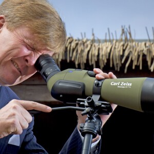 Le roi Willem-Alexander des Pays-Bas visite la Réserve Naturelle Nationale de Chongming Dongtan à Shanghai, le 28 octobre 2015 où il a pu observer des oiseaux. Le couple royal des Pays-Bas est en visite d'état pendant 5 jours en Chine.28/10/2015 - Shanghai