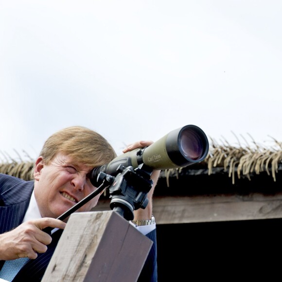 Le roi Willem-Alexander des Pays-Bas visite la Réserve Naturelle Nationale de Chongming Dongtan à Shanghai, le 28 octobre 2015 où il a pu observer des oiseaux. Le couple royal des Pays-Bas est en visite d'état pendant 5 jours en Chine.28/10/2015 - Shanghai