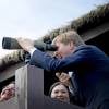 Le roi Willem-Alexander des Pays-Bas visite la Réserve Naturelle Nationale de Chongming Dongtan à Shanghai, le 28 octobre 2015 où il a pu observer des oiseaux. Le couple royal des Pays-Bas est en visite d'état pendant 5 jours en Chine.28/10/2015 - Shanghai