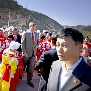 Le roi Willem-Alexander des Pays-Bas assiste à un spectacle de danse devant le Centre Culturel Ansai à Yanhewanzhen, à l'occasion de son voyage officiel en Chine. Le 27 octobre 2015  King Willem Alexander of The Netherlands watch an dance performance from Ansai Waist Drum Dance at the Ansai Cultural Square in Yanhewanzhen, China, 27 October 2015. The King and Queen are in china for an 5 day state visit. October 27th, 201527/10/2015 - Yanhewanzhen